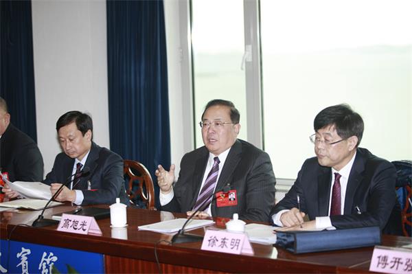 高旭光在讨论政府工作报告时强调:弘扬新时代泰山"挑山工"精神,用奋斗