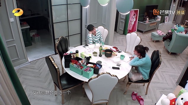 何炅说吴昕家乱的进不去门,看到桌上的真实情况,却被意外圈粉!