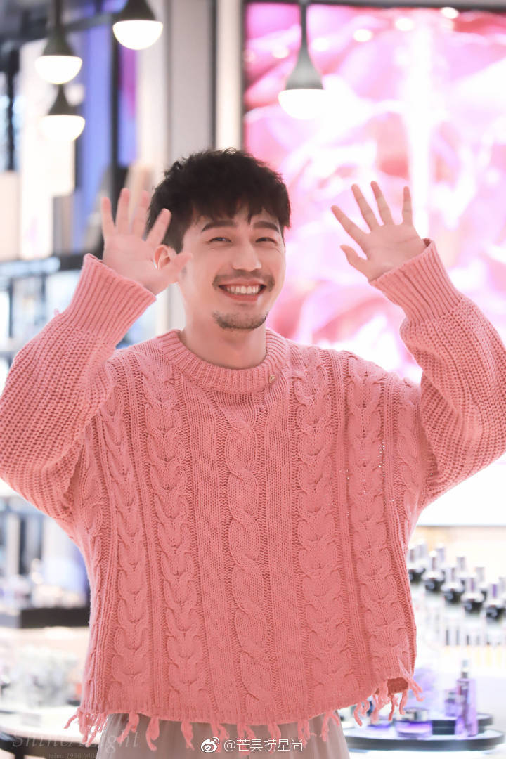 白宇饭拍生图:粉色毛衣搭配洛桑胡,网友:甜心糙汉