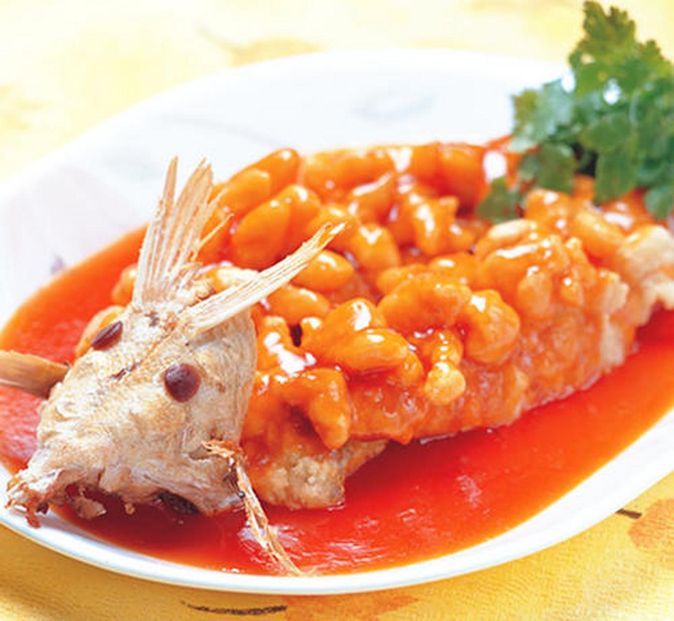 松鼠黄鱼是一道以黄鱼为主要食材制作的北京菜.