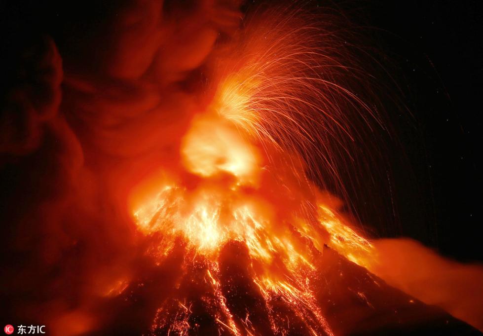 菲律宾马荣火山持续喷发岩浆喷射场面震撼