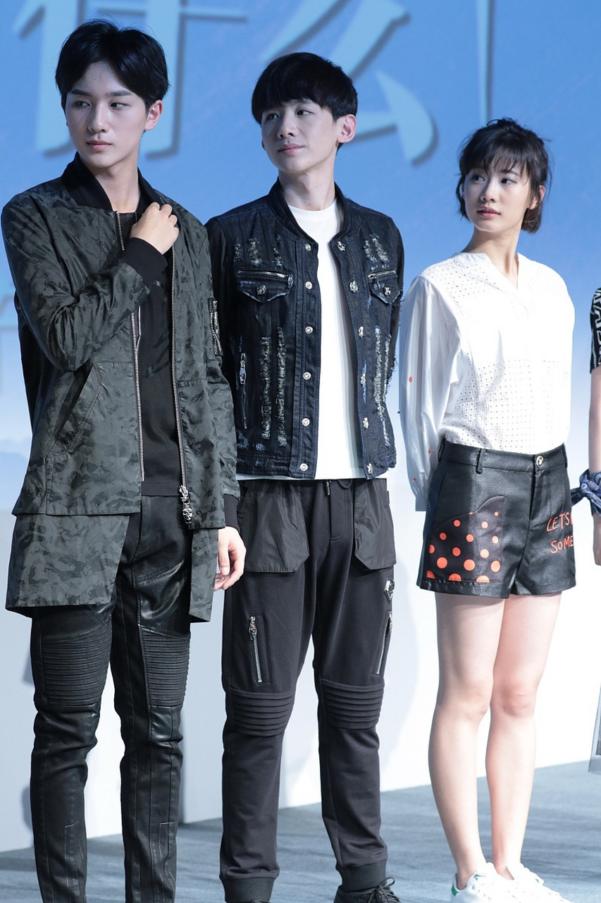 当红小生李宏毅疑似同居女友,感情稳定?来看娱记拍的视频.