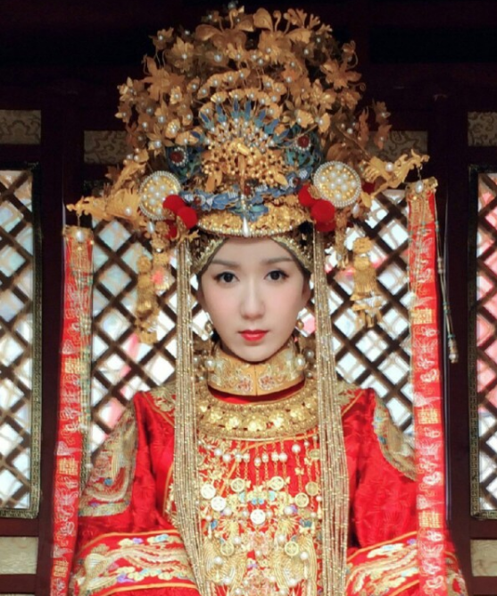 娄艺潇在《新鹿鼎记》中饰演建宁公主,看了这款凤冠我只感觉到脖子