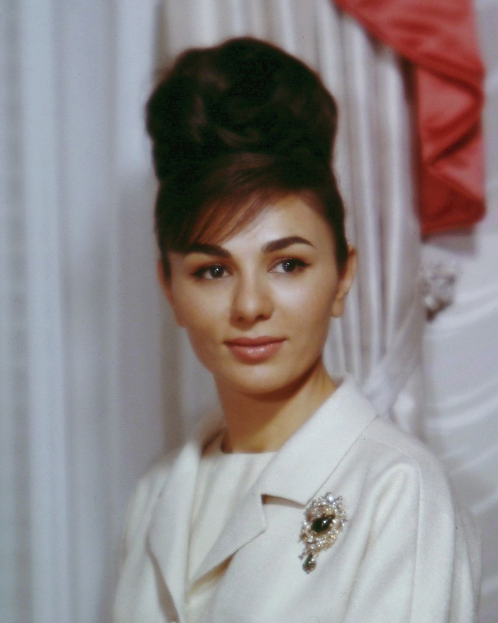 伊朗女王法拉·帕拉维,1962年 这张伊朗皇后的古旧照片展示了现代美的