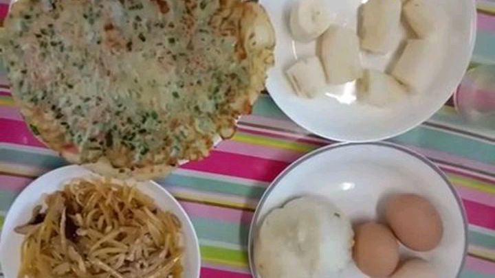韭菜摊饼是我家的家常早餐,再炒一个土豆肉丝,荤素搭配更营养