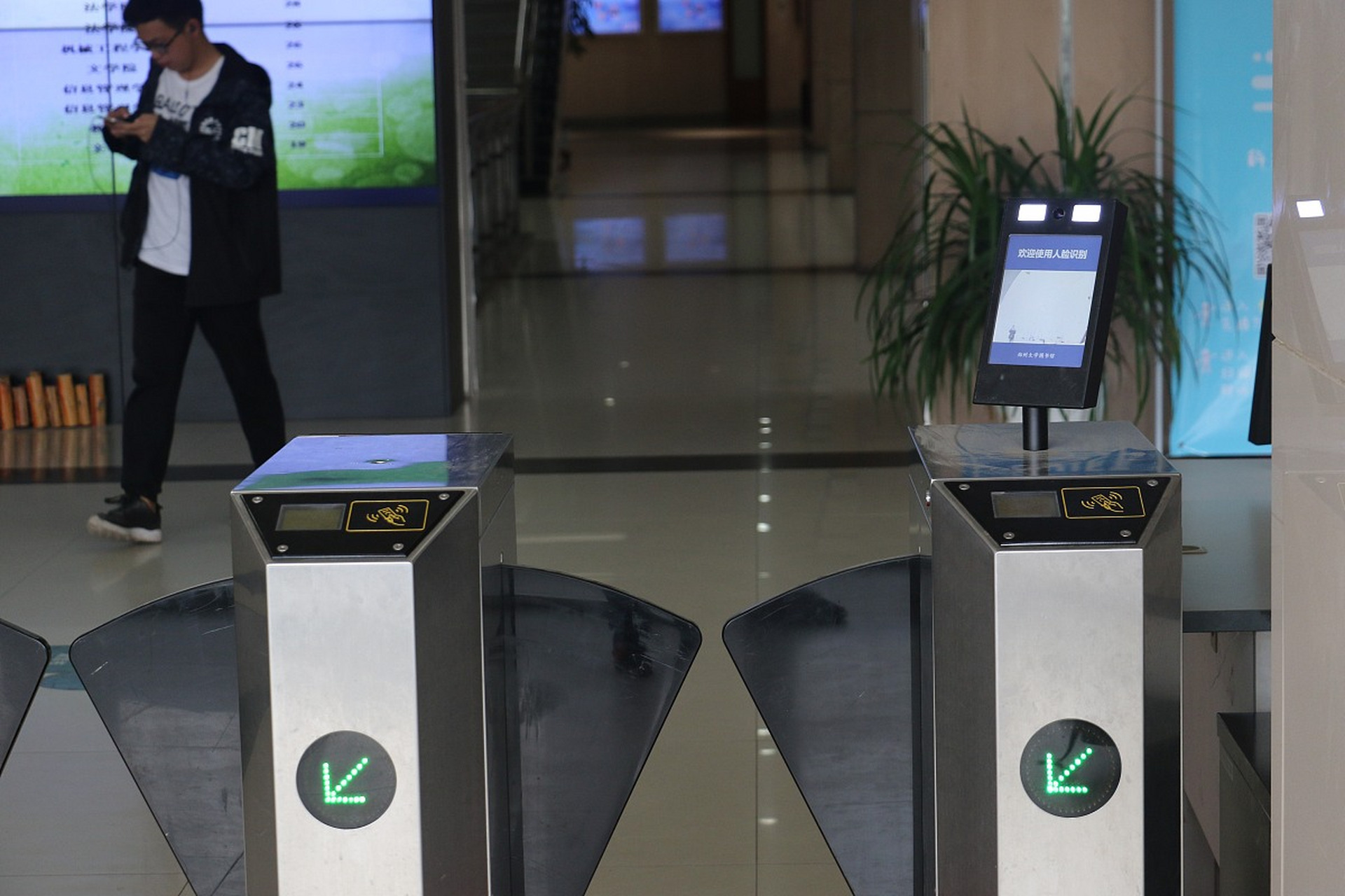 最近,许多小区更换了可人脸识别的门禁系统,要求提供身份信息,房产证