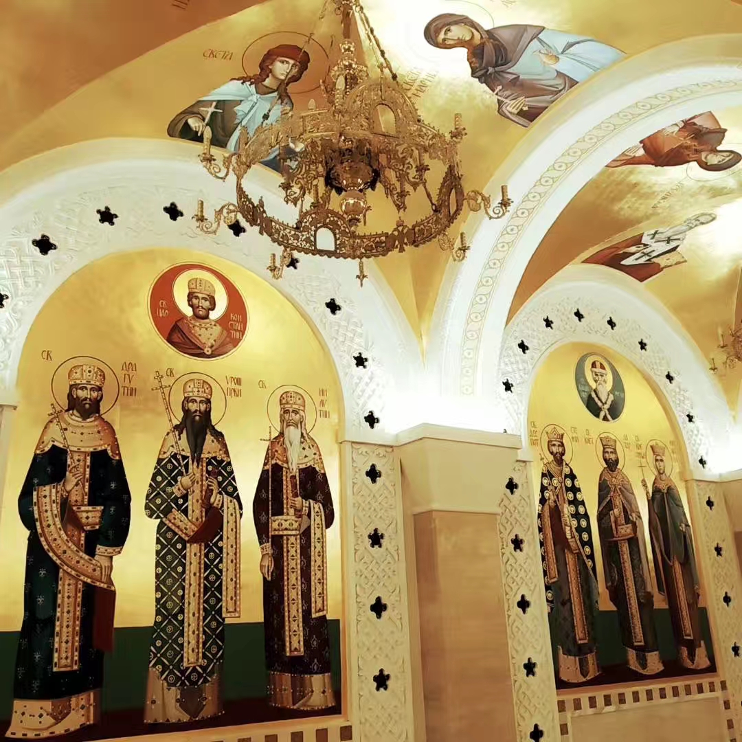 圣萨瓦教堂内部你可以看到如此华丽的壁画和灯饰,各种宗教人物定会让