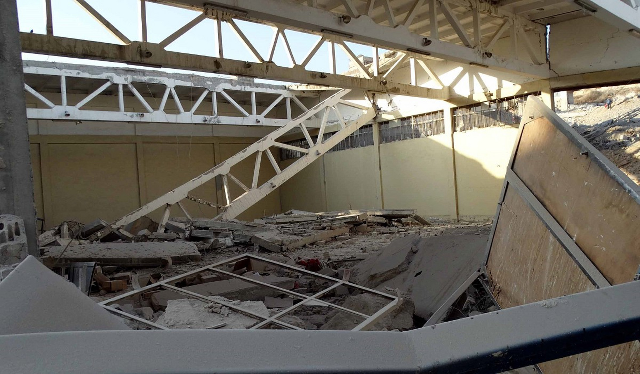 当时媒体报道说是轻质化纤顶棚,感觉应该也是网架结构.