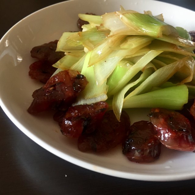 腊肠炒大葱,做法简单又下饭