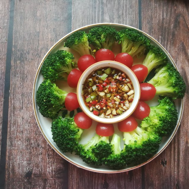 白灼西兰花,西兰花脆嫩,蘸酱料爽口不腻