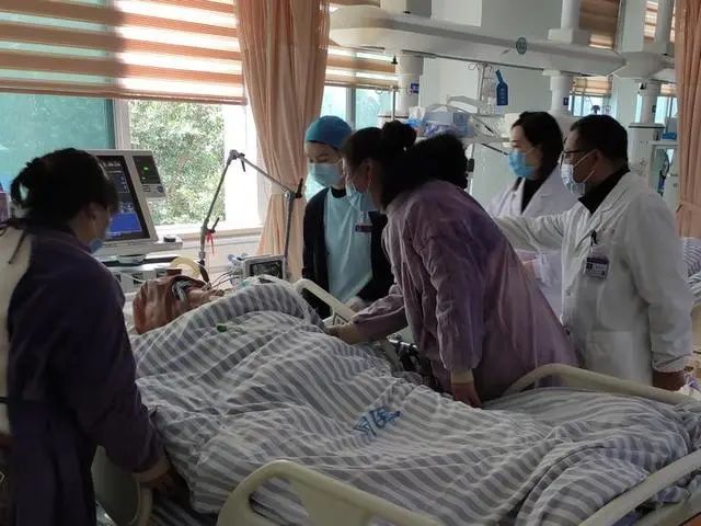 连续35天坚守一线,47岁医生突发中风!几分钟前,还布置抗疫任务