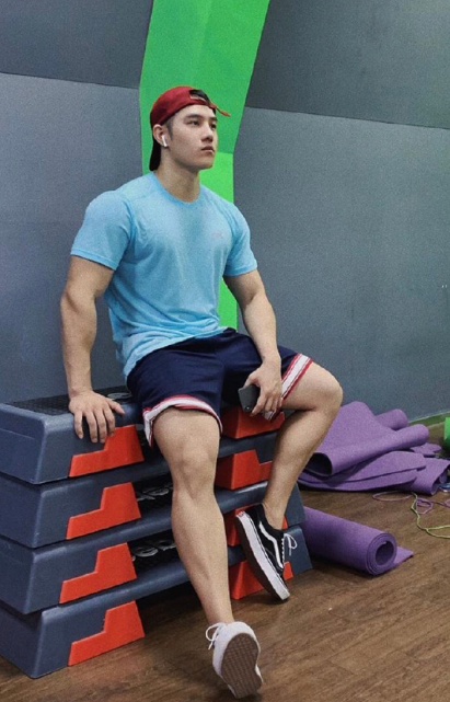 1米8的体育系校草,健身让他拥有8块腹肌,姑娘看到都快晕了