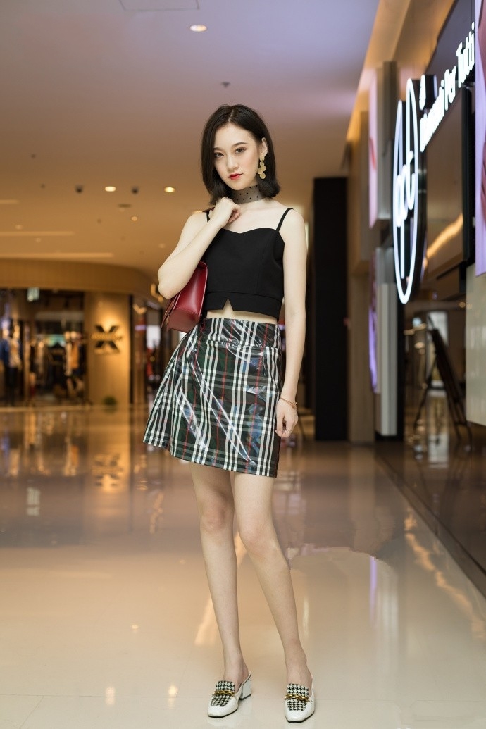 小姐姐休闲舒适的穿搭,时尚干练,让人目不转睛!