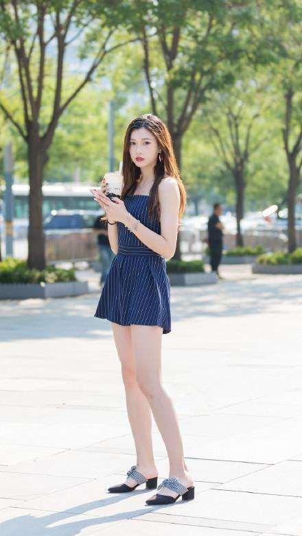 小姐姐蓝色条纹连体衣,秀出白皙大长腿,表情呆萌很可爱呢