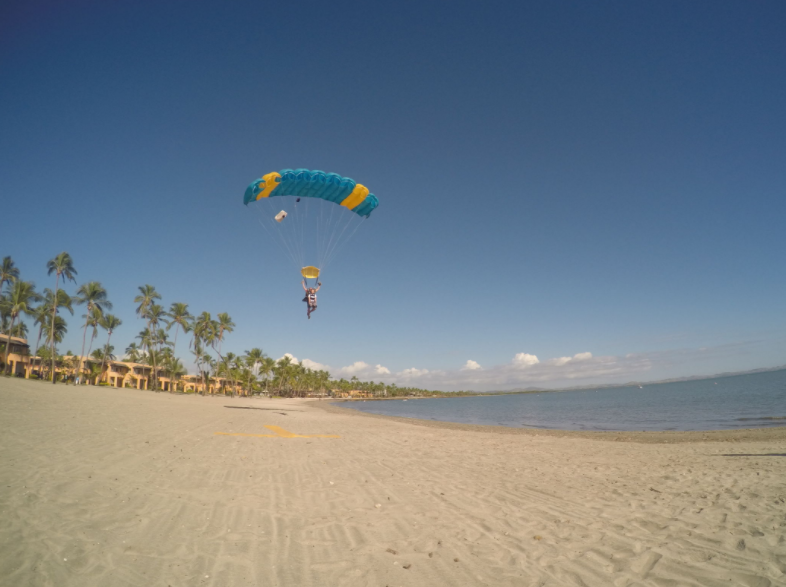 斐济高空跳伞,有时间来感受如此高空美景!收藏了!