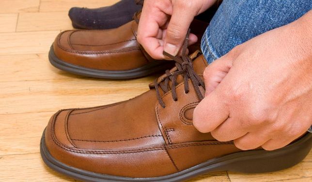 买皮鞋时,如何区分"真皮"和"假皮"?教你4招,再不怕被坑了