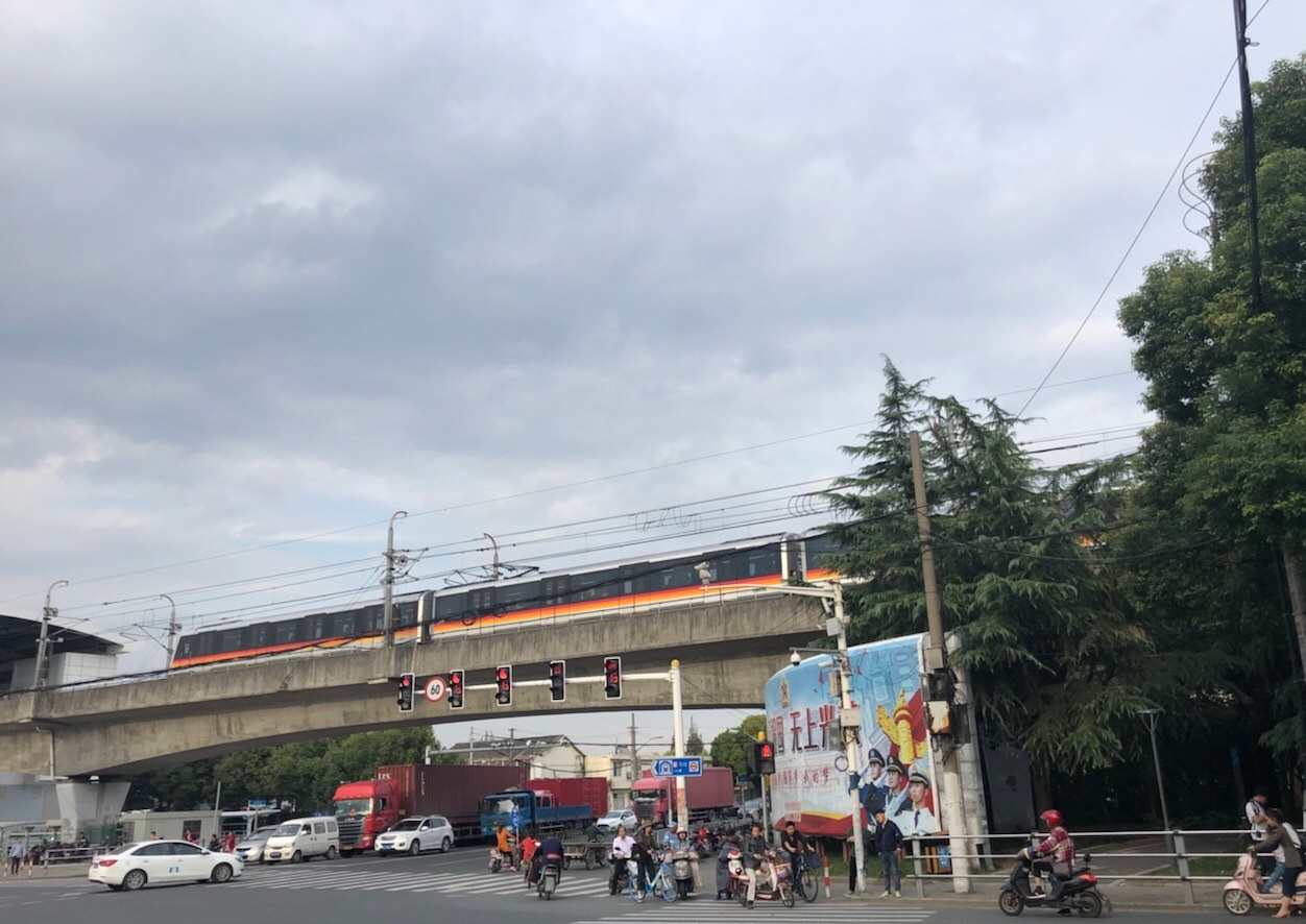 上海地铁5号线的旧4节车并不需要开上主线,东川路可以同台换乘