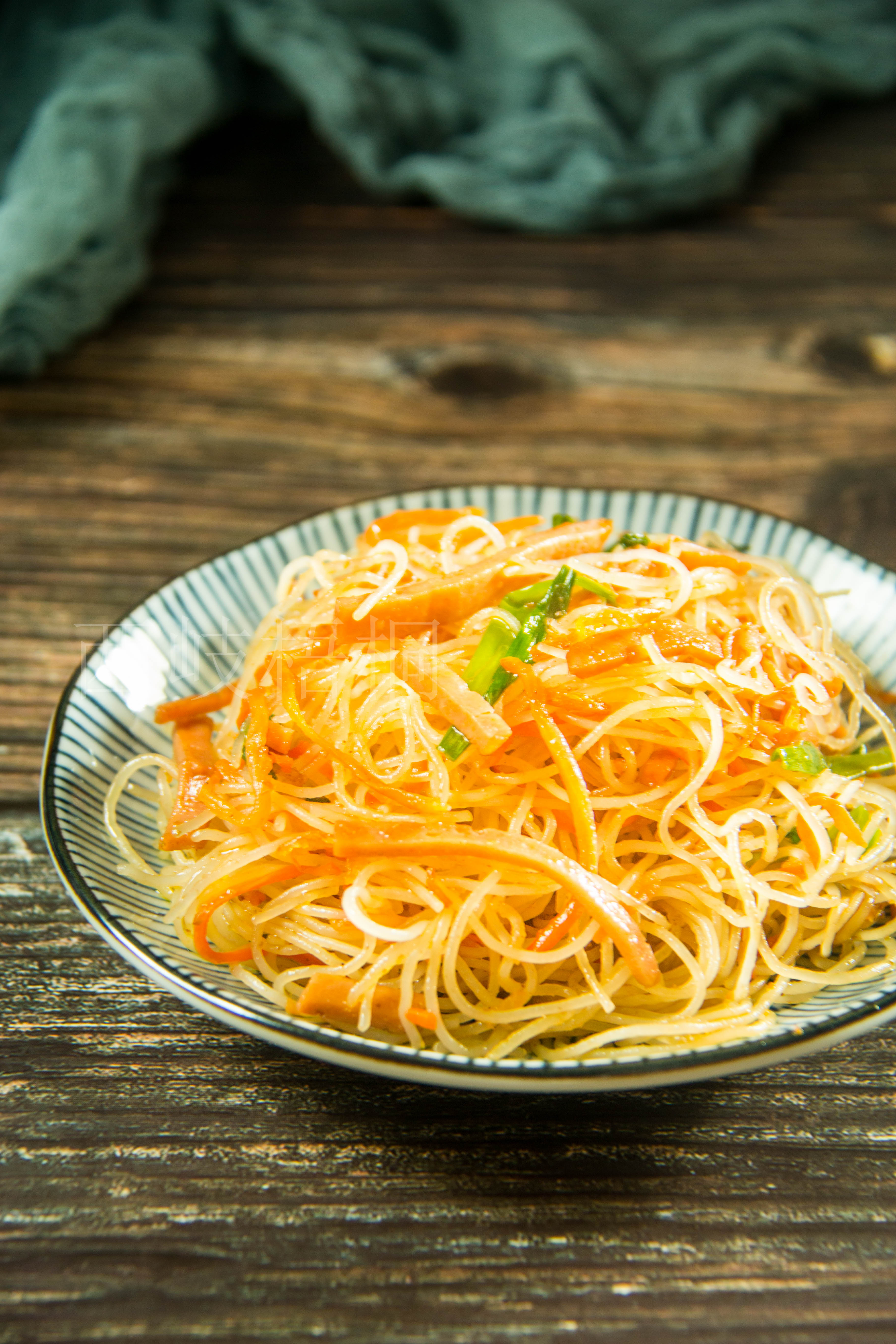 【食材准备】粉丝,火腿肠,胡萝卜,葱.