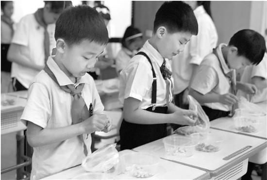 剥毛豆真能预防近视 还能让孩子的字写得更好吗