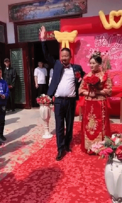 凭"我太难了"走红的河南网红五一结婚!新娘子皮肤超白!