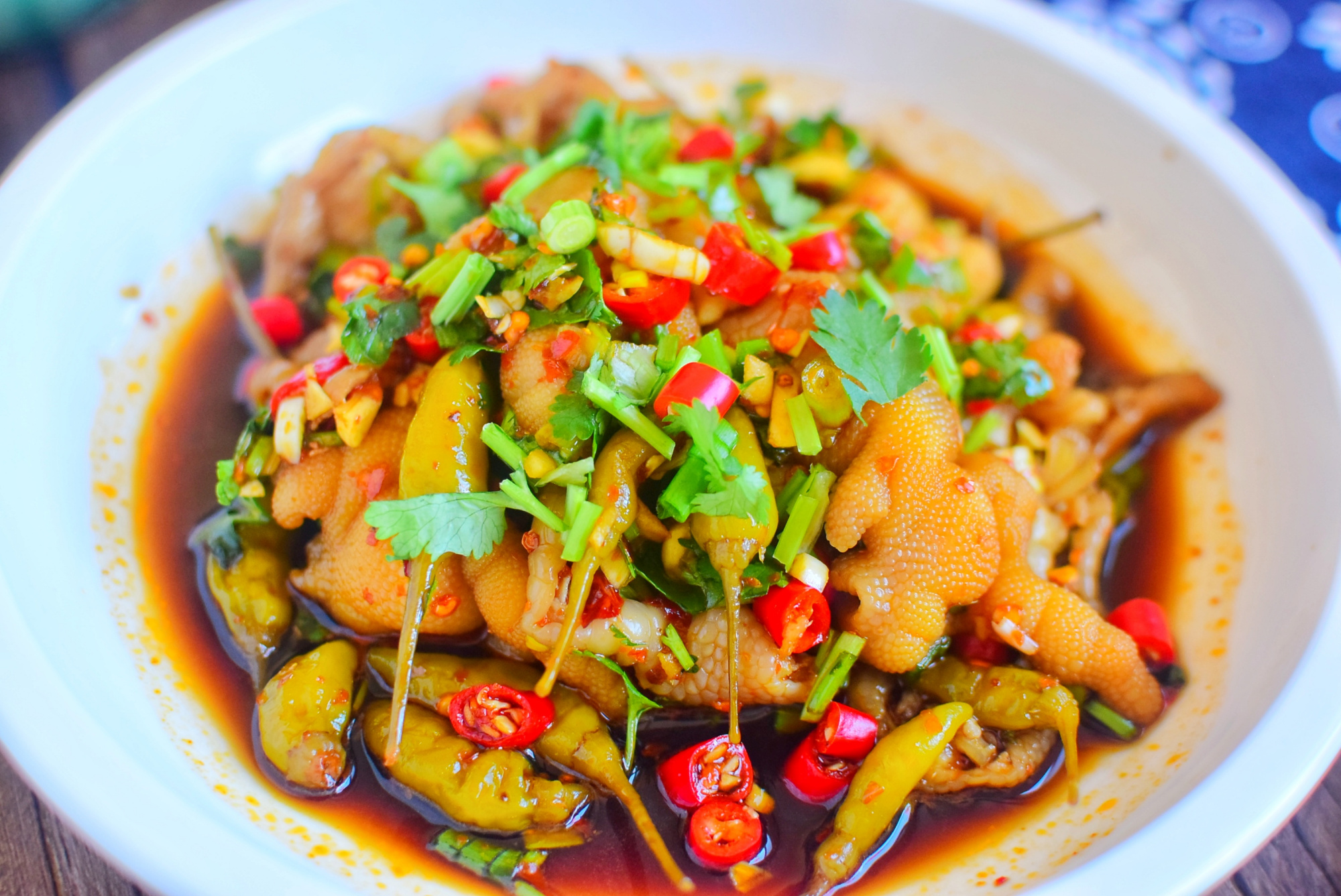 泡椒鸡爪新做法,酸辣劲道,不啃骨头省力气,下酒菜非它莫属