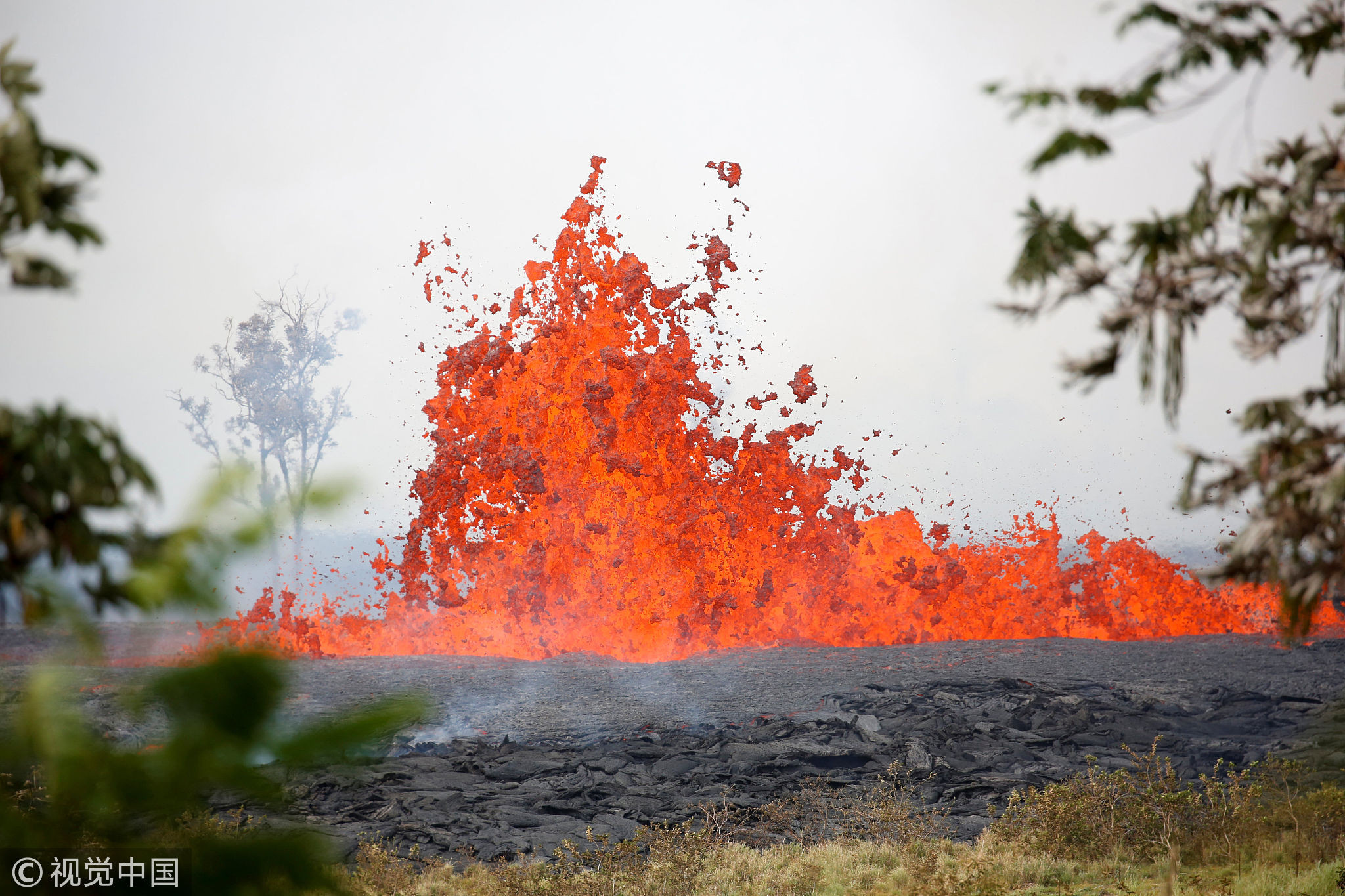 "夏威夷火山持续喷发 炽热熔岩喷涌而出如"火海""