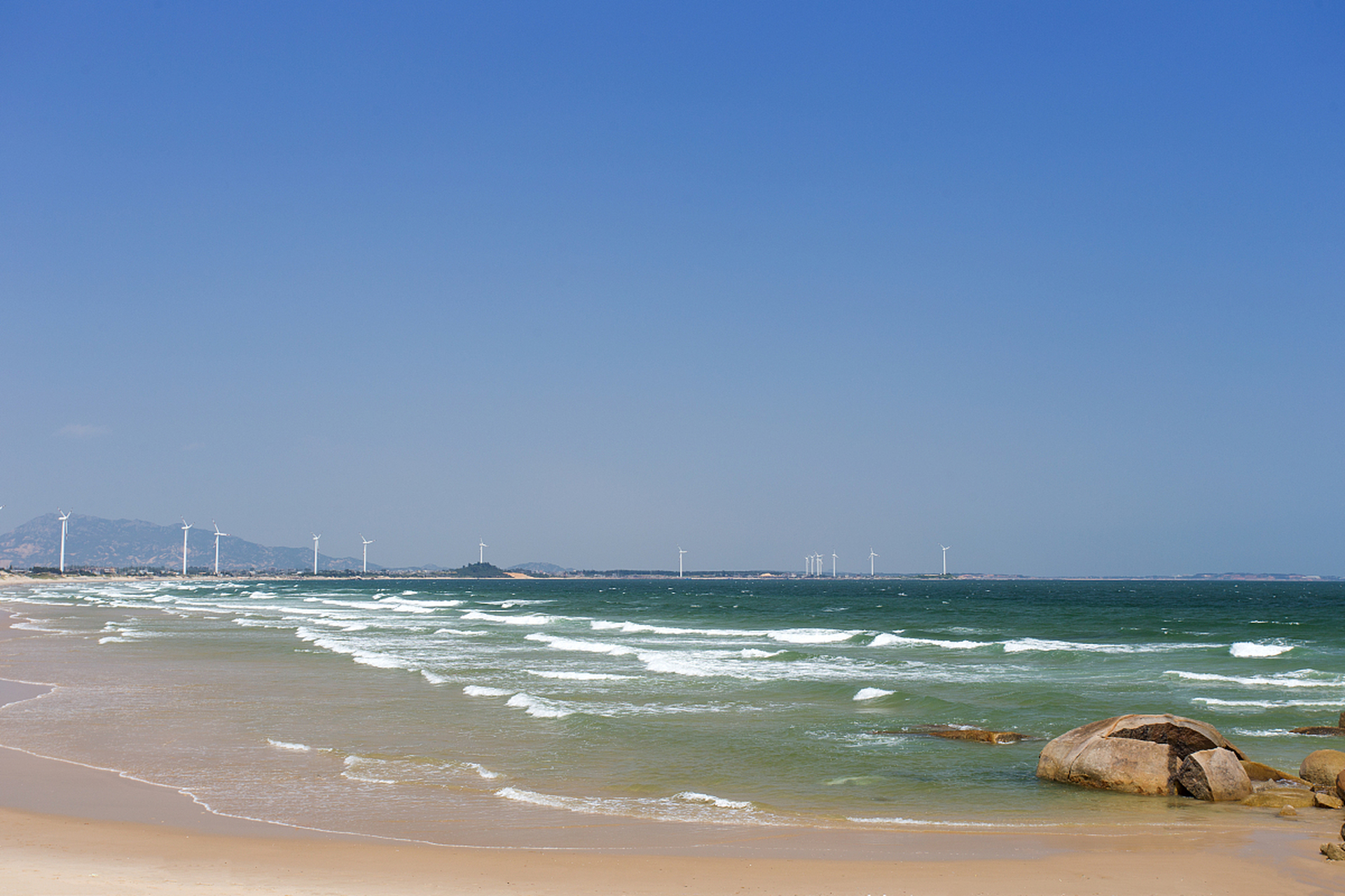 龙回头位于辽宁省葫芦岛市兴城市,龙湾海滨浴场以南2公里处,俯瞰龙湾
