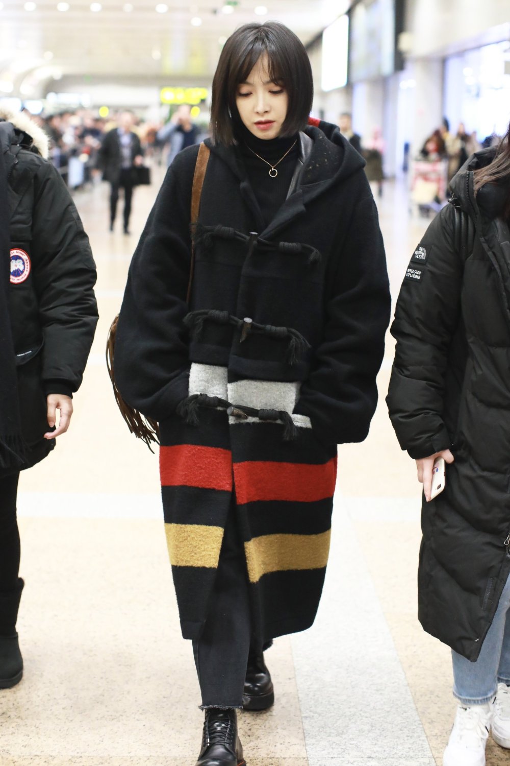 宋茜ambush大衣叠穿机车夹克r13马丁靴 chanel双肩包酷劲十足