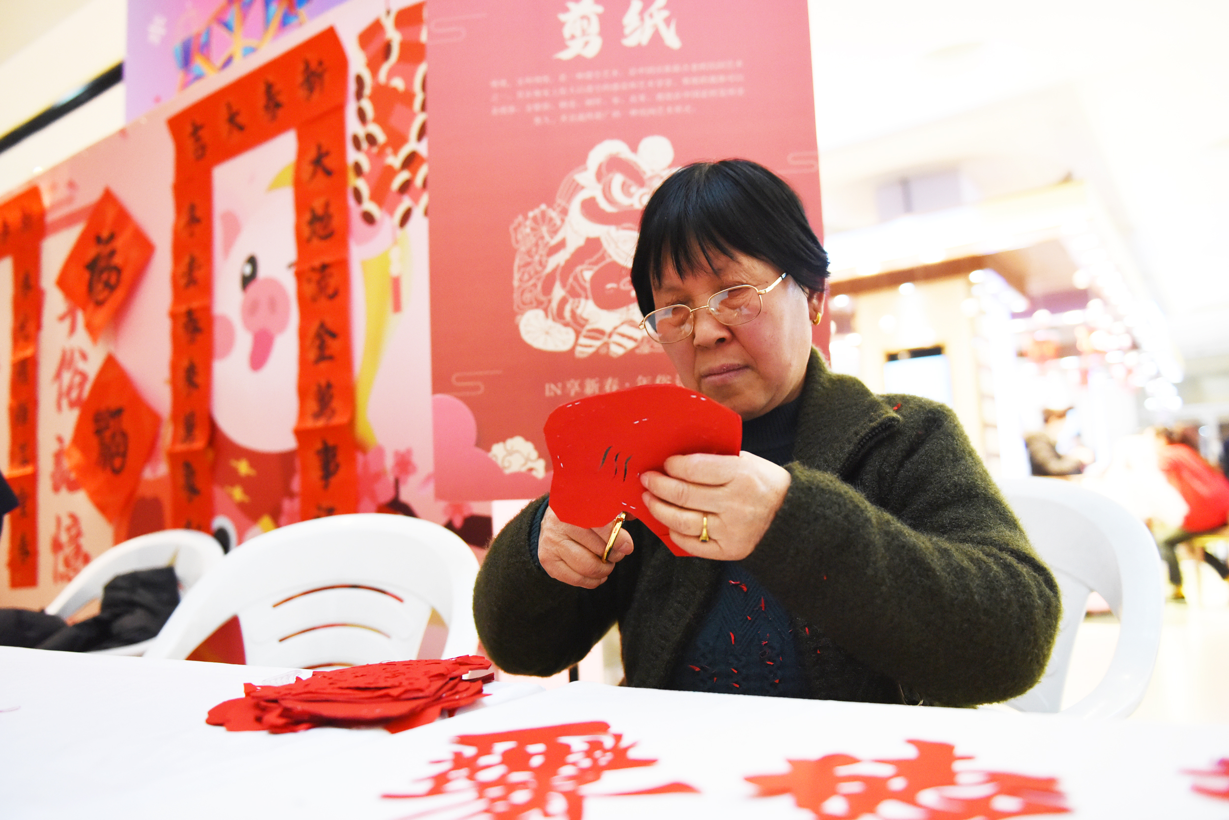 写春联,学拓版画,剪窗花—新春将至太白印象城里追寻年俗记忆