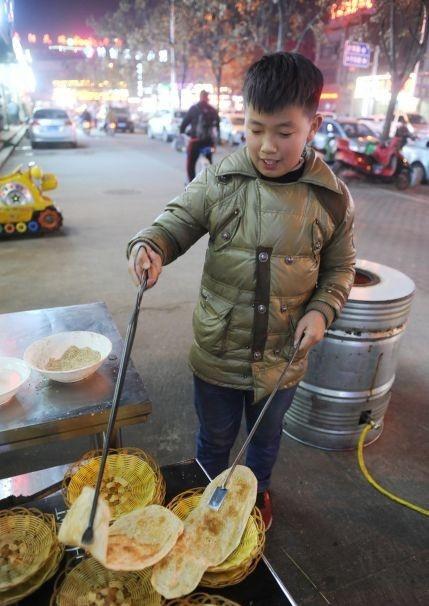 网红最美"烧饼娃"1年帮父揭烧饼8万个,网友:穷人孩子早当家