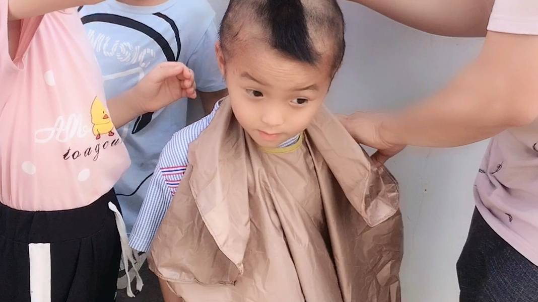 今天给儿子剪头发,儿子既然说要剪公鸡头,看看效果笑暴邻居