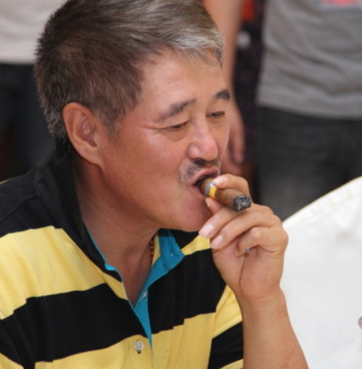 5位明星抽雪茄,赵本山风采依旧,我最服王宝强!