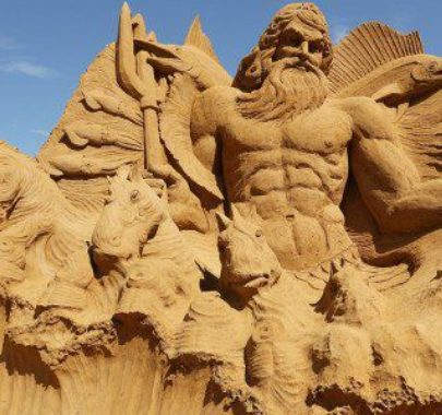 10,海神波塞冬沙雕:这座沙雕雕刻的是海神波塞冬,十分雄伟壮观