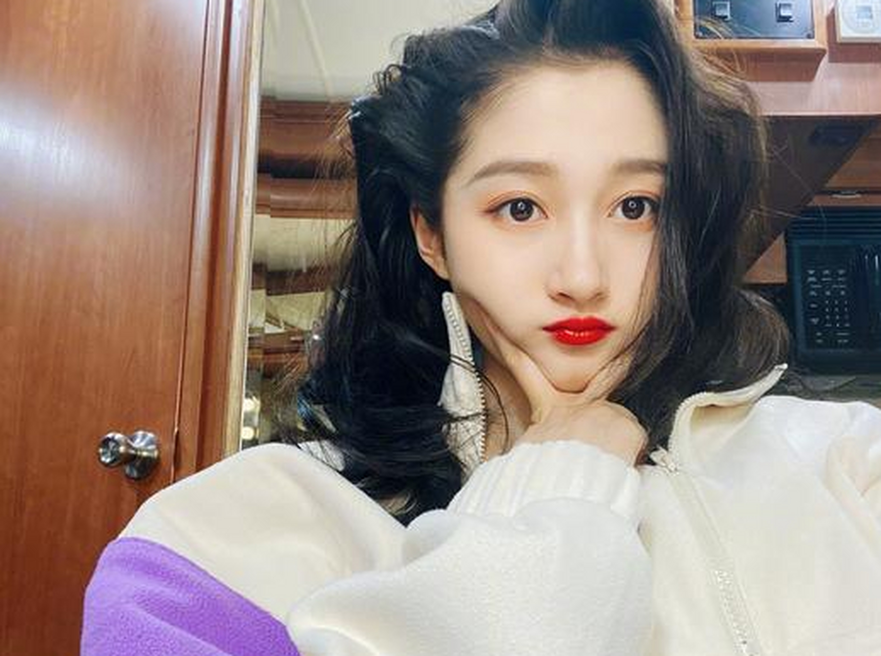 关晓彤房车里自拍,穿2935元卫衣搭卷发美到不敢认,脸也太小了 4月15日