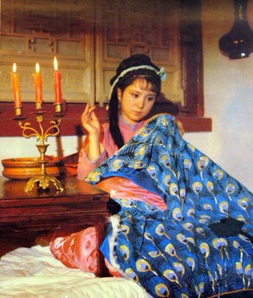 晴雯葱管一样的红指甲