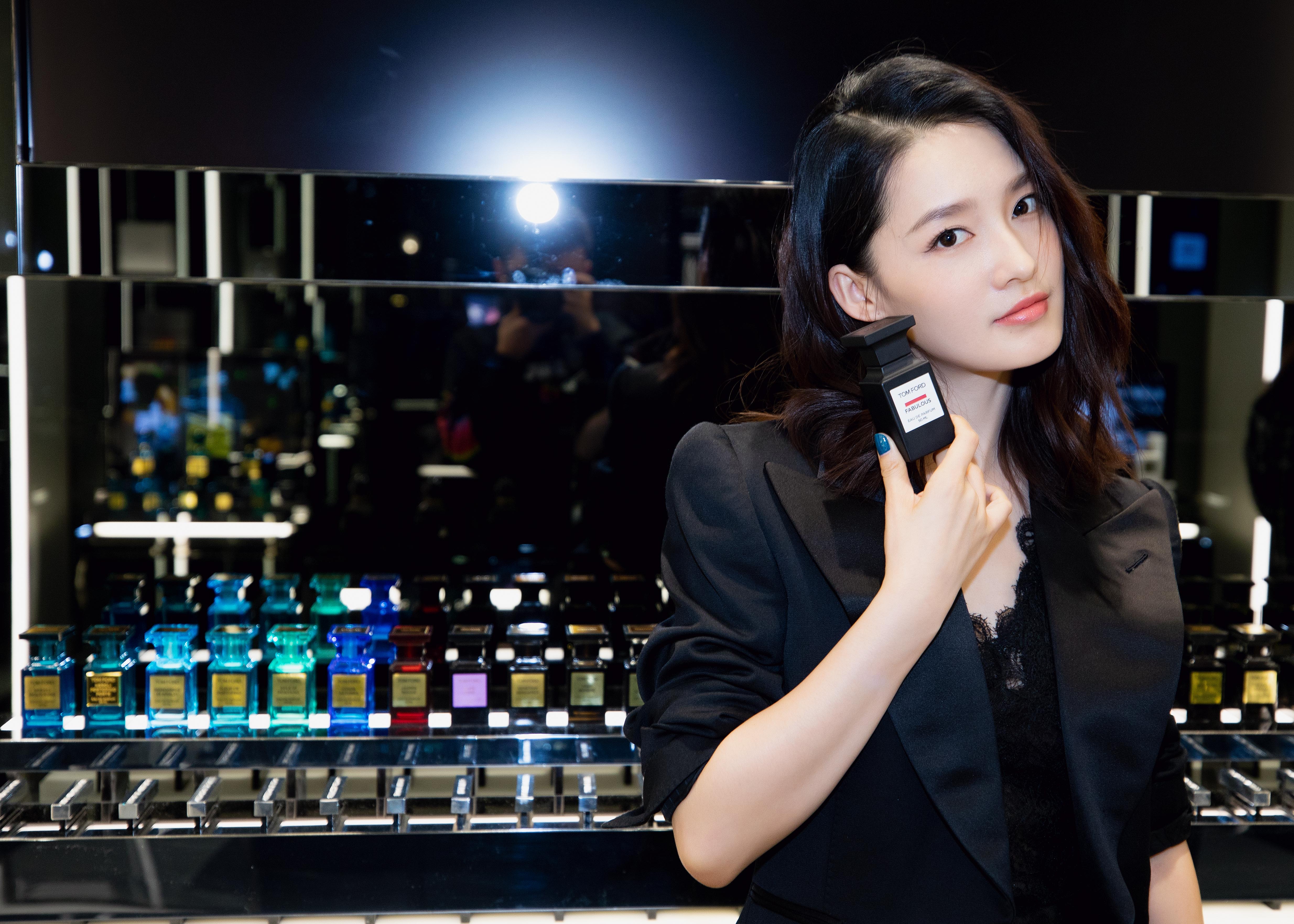 李沁出席香水活动 这样搭配又娘又man超好看