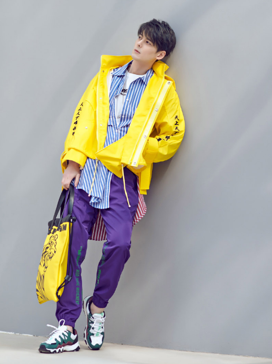 郭品超:再次秀起大长腿优势,展现完美比例身材