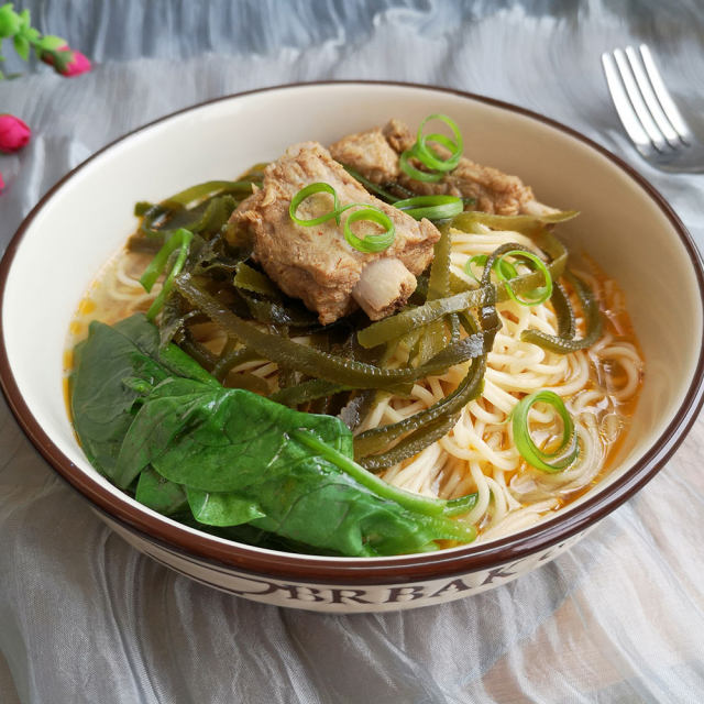 海带排骨面,比炸酱面还好吃,2碗不过瘾,吃到碗底朝天