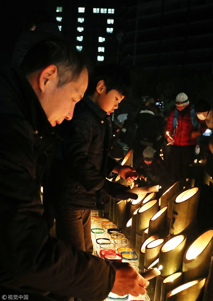 日本纪念阪神大地震24周年 民众点烛守夜