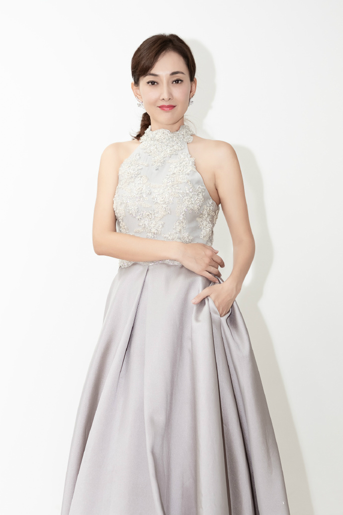 牛莉活动造型,笑容甜美,非常漂亮.