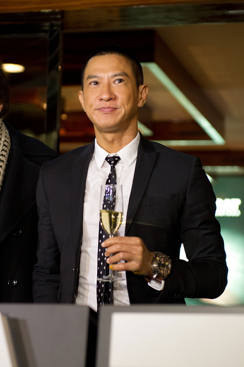 "主持人大吃一惊,一脸不可置信地看着张家辉.