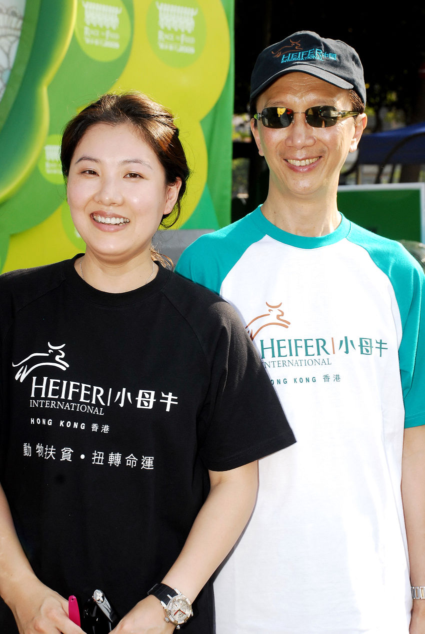 郑秀文为伏明霞庆生,40岁的伏明霞胖到认不出,网友:跳不了水了
