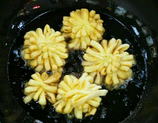 中国两种不同版本的美味佳肴"炸菊花"