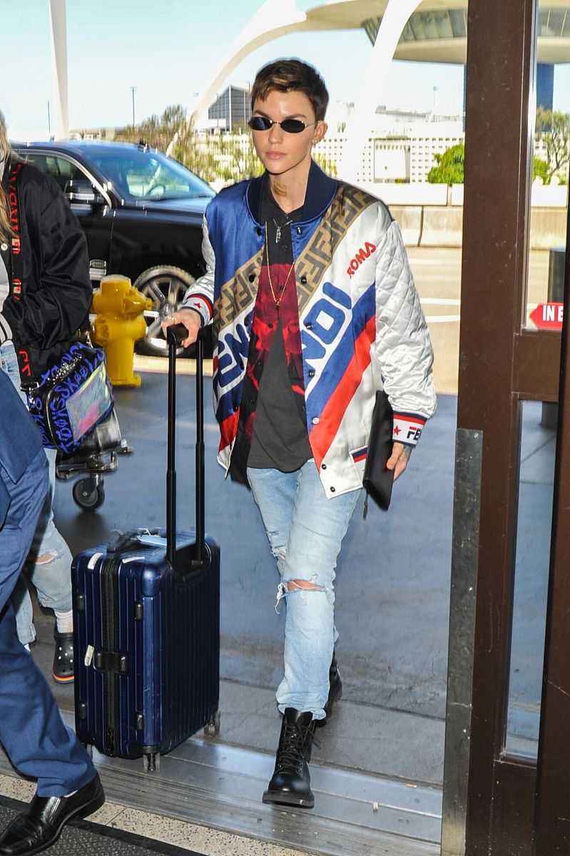 鲁比·洛斯街拍:fendi老花拼接棒球夹克 valentino短靴帅气中性风