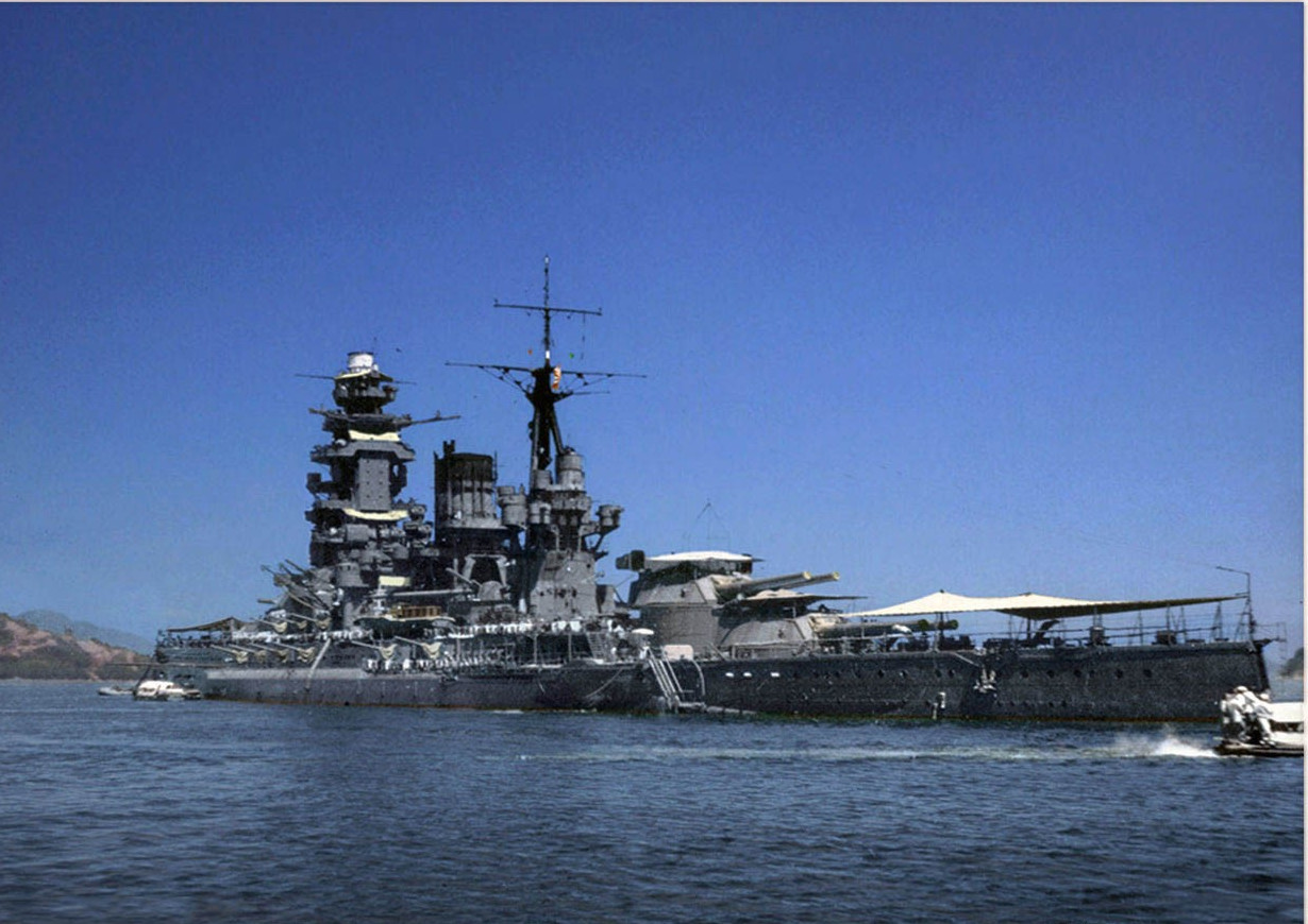 "伊势"号战列舰,舰长219.62米,舰宽37.71米,满载排水量38662吨.