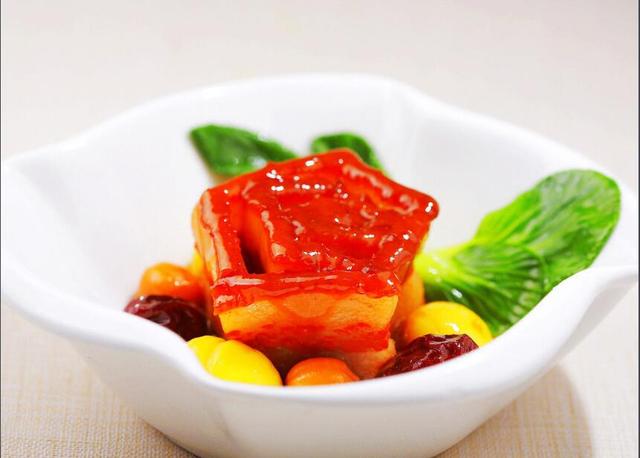 宫廷万福肉,如同一朵鲜花,色艳肉香,口感非常软糯,而且不油腻