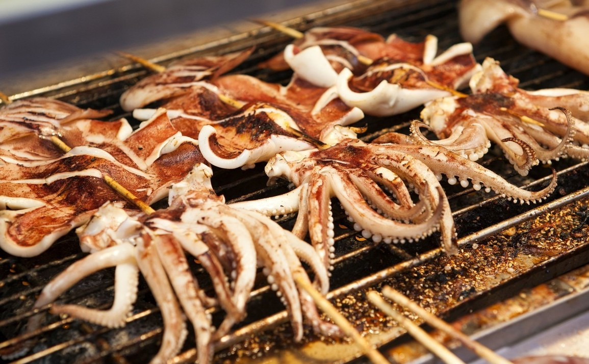 铁板鱿鱼和烤鱿鱼,现在南方也随处可见,其实最初是从大连兴起,去大连