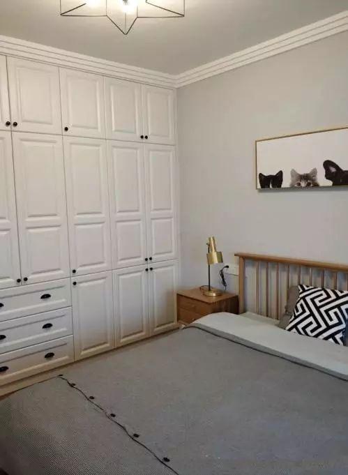 左边是整面墙的到顶的衣柜,依旧是没有吊顶的设计,用石膏线收边收口.