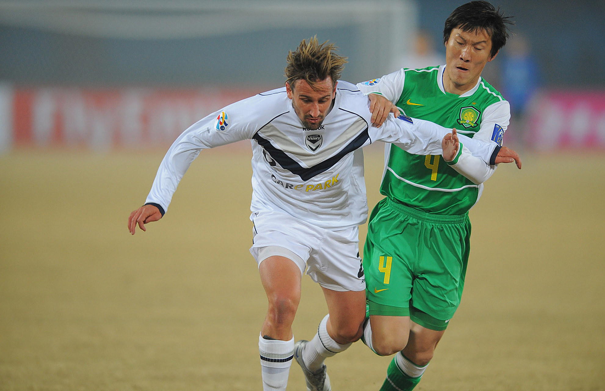 周挺曾效力大连万达队,被开除后加入深圳队和国安,成为国足主力.