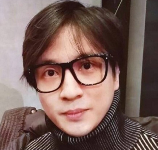 薛之谦素颜参加黄晓明电影首映,被谦友吐槽不做发型判若两人!